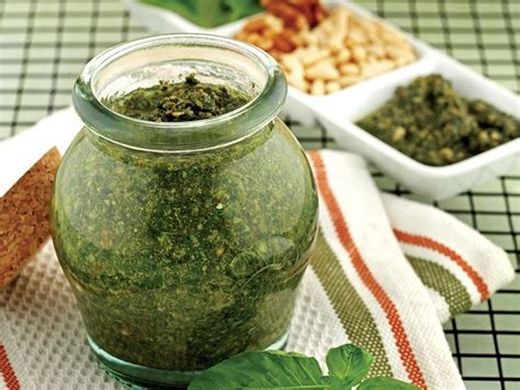 Pesto sosu, fesleğenin an malzeme olduğu leziz bir makarna sosudur. Pesto sos tarifi: Pesto sos nasıl yapılır? | Lezzet