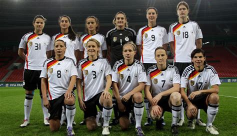Fußball ist in deutschland volkssport volkssport (m., nur singular) sport, den viele menschen in einem land treiben. Letztes Spiel der deutschen Fußball-Frauen gegen Nigeria