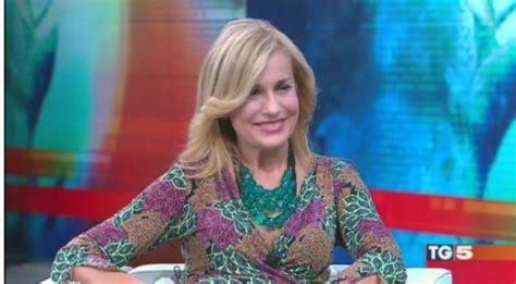 Personaggi come rita dalla chiesa, antonella clerici e cristina parodi sono rimasti increduli di fronte alla dipartita di alessandra appiano, stimata ripercorrendo i suoi canali social solo oggi sembrano più chiari certi segnali che la appiano avrebbe inviato a chi la seguiva. E' morta Alessandra Appiano giornalista e scrittrice: si ...
