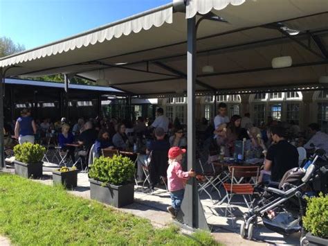 Die terrasse mit den palmen ist auch wirklich schön. Muttertag - da platzt das Café natürlich aus allen Nähten ...