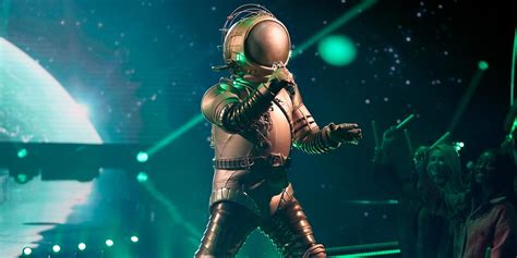 Masked Singer recap: Astronaut kicked off, country star revealed | EW.com