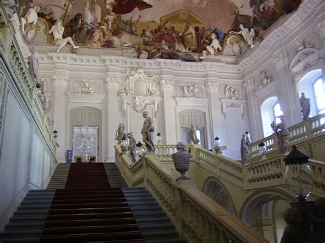 Standort dieser residenz sollte zudem würzburg auch deshalb werden, weil der zu dieser zeit amtierende fürstbischof johann philipp franz von schönborn die festung marienberg als sitz eines fürsten im absolutistischen europa nicht mehr für standesgemäß hielt. File:Würzburg Residenz Innen Treppenhaus 1.JPG - Wikimedia ...