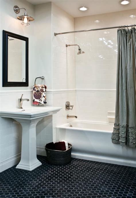 Duschwand wanne auf moebelcheck.net ganz einfach finden ❤ entdecken sie unsere riesige auswahl an reduzierten duschwand wanne. Black White Tile Bathroom Bad Wc Bad Badewanne Dusche