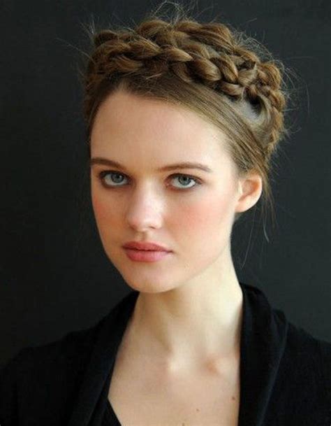 Pour bien adapter sa coupe de cheveux à la forme ronde de son visage, tout est une question de proportions. coupe visage rond yeux bleu