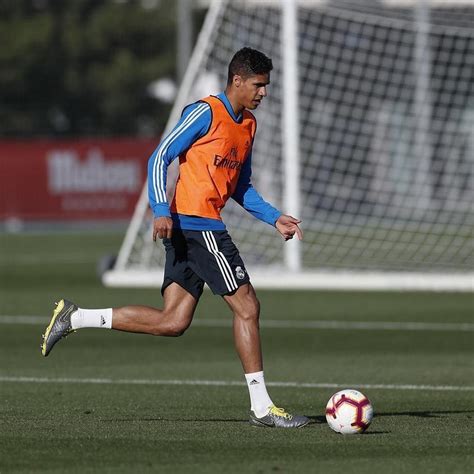 Footballeur au real madrid et en équipe de france. Raphaël Varane Instagram.com ／ Training ⚽️ #Focus # ...