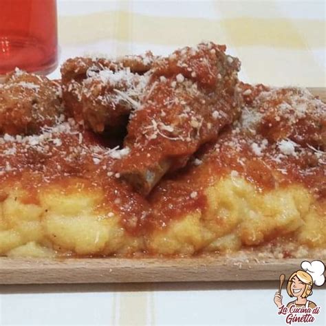 Dopo circa 5 minuti, eliminate l'aglio e aggiungete le spuntature e le salsicce e lasciatele rosolare per 10 minuti mescolando e rigirando la carne; Polenta con salsicce e spuntature - La Cucina di Ginetta