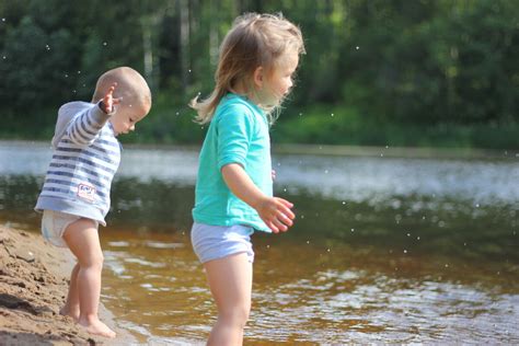 Малыши на речке красивые фото