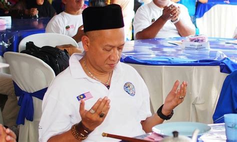 Kepada dato sri nazri aziz sejak 1999 lagi. mountdweller88: Bukan apa, aku hanya tertarik kat rantai ...
