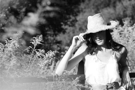 vintage foto av en flicka sepia svart och vit bild av en vacker ung kvinna lycka sommar