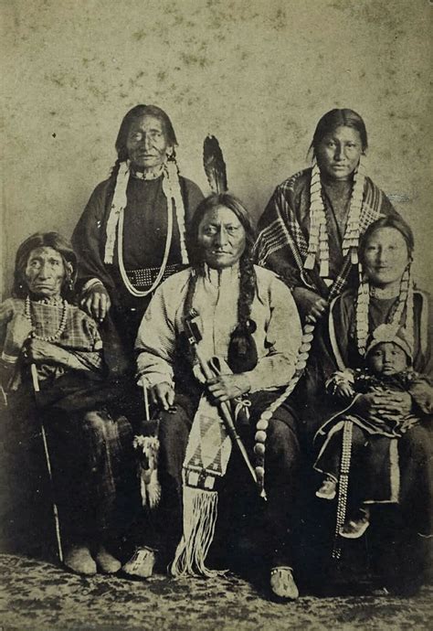Toro Sentado Con Su Familia North American Indians Native American