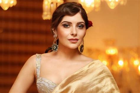 Kanika Kapoor Looks Fabulous In Golden Saree