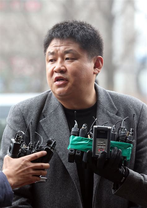 본인의 일이 교훈이 되길 바란다며, 후배들을 대상으로 강사로서 첫발을 내디뎠습니다. 강동희 감독 피의자 신분 檢출두…승부조작 전면 부인(종합 ...