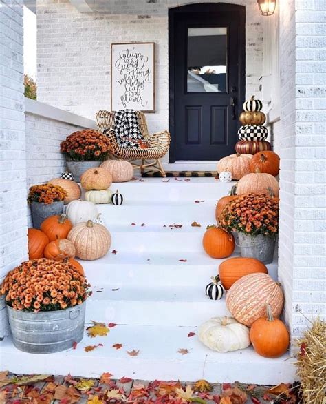 Fall Front Porch Decor Using Pumpkins And Mums Halloween Veranda