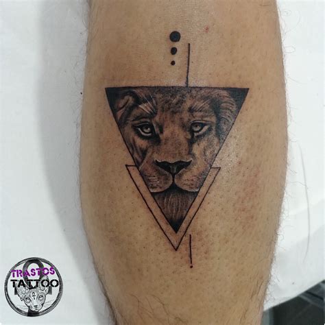 Tatuaje León Geométrico Trastos Tattoo