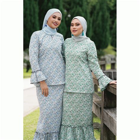Truly a modern meets traditional and classic piece, this lovely set can be worn for a myriad of occasions.size details. 20+ Trend Terbaru Design Baju Kurung Doll - Kelly Lilmer