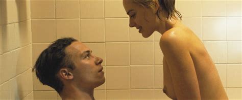 Margot Robbie Topless Bath Scene From Dreamland Thefappening Link