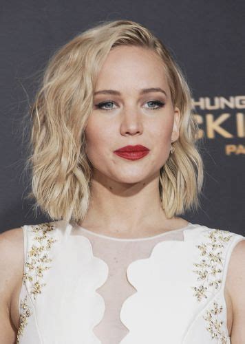 Jennifer Lawrence Wavy Bob Short Hair Styles For Round Faces