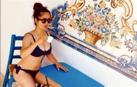 Salma Hayek presume foto en traje de baño con escote profundo en Instagram