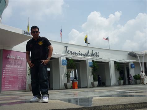 Sekarang feri lebih moden banding feri kayu 10 tahun dahulu. SMART GENERATION: TERMINAL JETI LUMUT WATERFRONT MENUJU KE ...