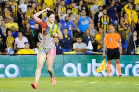 Video Chica Semidesnuda Invade La Cancha Durante Juego Del River Plate La Opinión