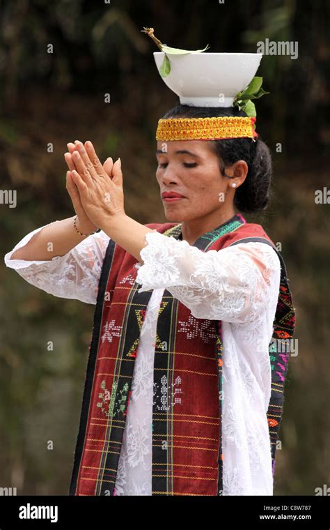 Toba Batak Lady Performing Traditional Dance Sumatra Stock Photo Alamy