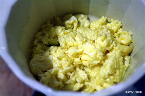 Aduk telur dengan gerakan berputar agar telurnya tidak terlalu hancur. KOLEKSI 1001 RESEPI *************: Nasi Goreng Telur Hancur