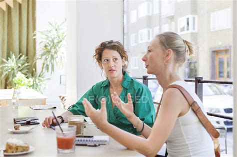 Woman Talking With Female Friend — Gesturing Lifestyle Stock Photo