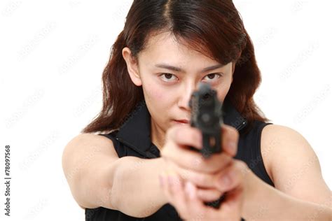 拳銃を構える女性 Stock 写真 Adobe Stock