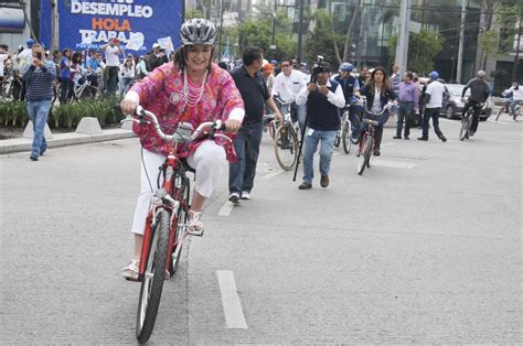 AMLO se burla de Xóchitl Gálvez por andar en bicicleta como si