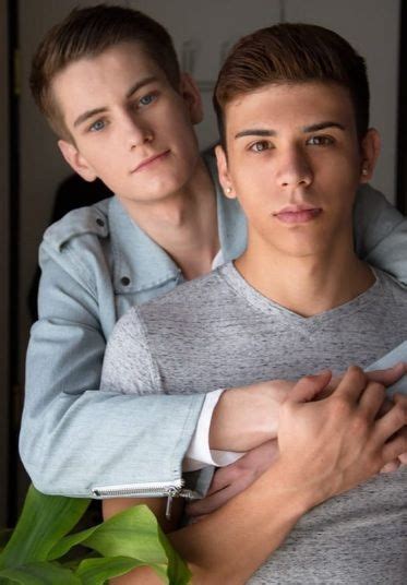 gay twink couple jongens verliefd beroemdheden