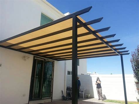 Las transparencias de las cortinas laterales en negro la visten de misterio e intimidad. Pergola metalica | Furniture & home design ideas | Pinterest | Pergolas and Patios