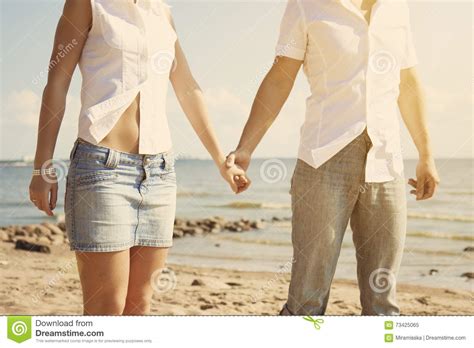 Mooie Mensen In Liefde Op Het Strand Stock Afbeelding