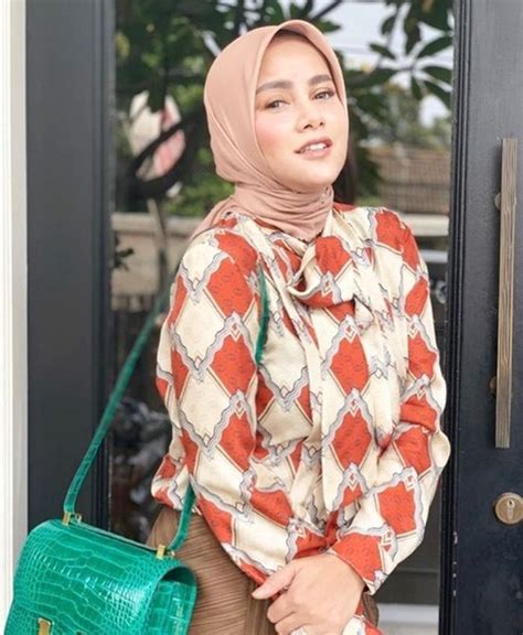 Olla Ramlan Tampil Santun Dengan Hijab Tas Mewah Ratusan Juta Tetap Jadi Perhatian Stylo