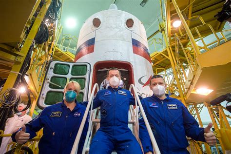 Expedition 64 Crew Members In Front Of Soyuz Ms 17 Spacecr Flickr