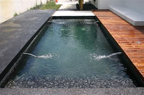 Piscina Con Borde Blanco Negro Y Tarima De Madera Revestimiento En