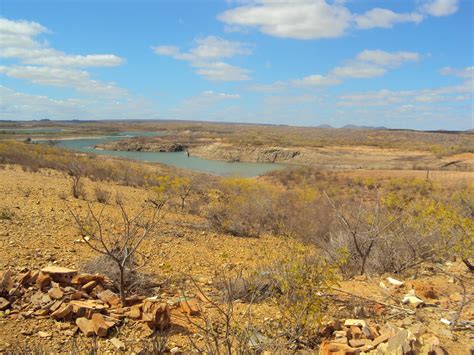 Se o sertão do nordeste não permanecesse divulgando a fatalidade climática das secas, talvez andrade, m. CANUDOS EM FOCO: Clima da região sertaneja