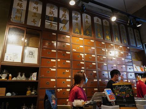 九龍城：大和堂 Tai Wo Tang．百子櫃 Chinese Medicine Cabinet 大和堂咖啡店前身為 Flickr