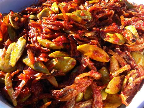 Sambal ikan bilis or ikan bilis sambal (dried anchovies cooked in spicy paste) is synonymous with nasi lemak in malaysia. 7 Menu Sahur Daripada Ikan Bilis - BukuResepi.com