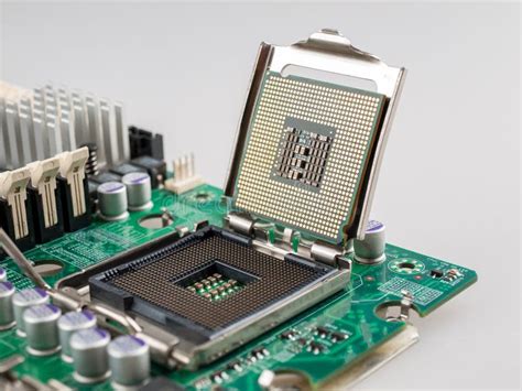 Het Proces Om De Cpu Op De Processorsocket Aan Te Sluiten Op Een Modern