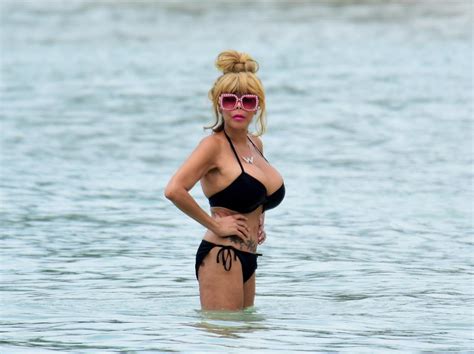 Wendy Williams Shows Off Slim Figure In Tiny Bikini While Vacationing