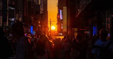 Manhattanhenge Hundreds Gathered In New York To Witness Unique Sunset