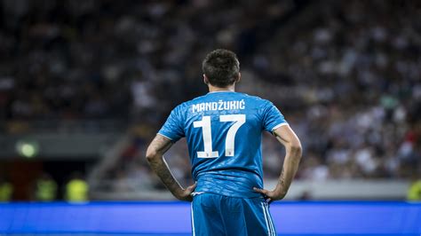 ولعب ماندزوكيتش في دينامو زغرب وفولفسبورج وبايرن ميونيخ وأتليتكو مدريد ويوفنتوس والدحيل القطري. رسمياً.. ماندزوكيتش ينضمّ لنادي الدحيل القطري