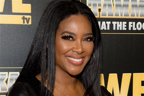 See Kenya Moore With Super Curly Hair In Throwback Photo The Daily Dish