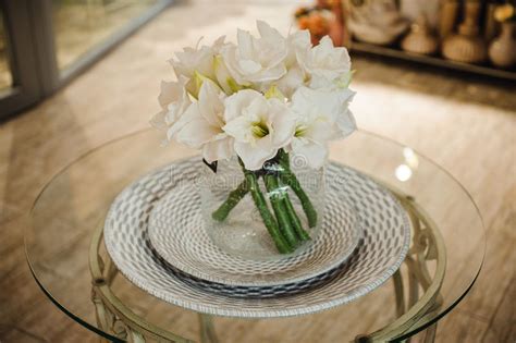 I fiori bianchi simboleggiano da sempre la purezza: Vaso Con I Fiori, Il Rosso Ed Il Giallo Dell'amarillide ...