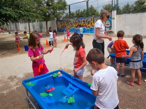 La Clase De Los Cocodrilos Jugamos En El Patio Con Agua