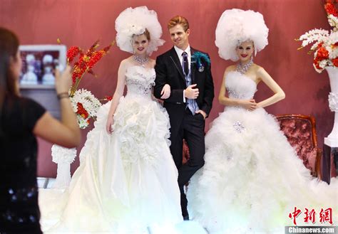 南京举办婚博会 老外模特秀不停-中新网
