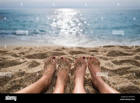 Girls Women Sunbathing Beach Immagini E Fotografie Stock Ad Alta Risoluzione Alamy