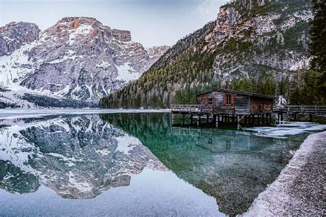 Ribuan gambar baru setiap hari sepenuhnya gratis untuk digunakan video dan gambar. HD wallpaper: Brown Lakeside Cottage Beside Rocky Mountain ...