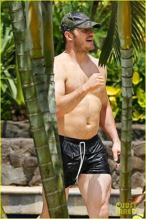 Chris Pratt Goes Shirtless Shows Off His Hot Body In Hawaii Photo Chris Pratt