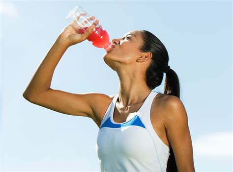 Versión online del periódico deportivo. Do You Really Need to Drink Sports Drinks? | SELF